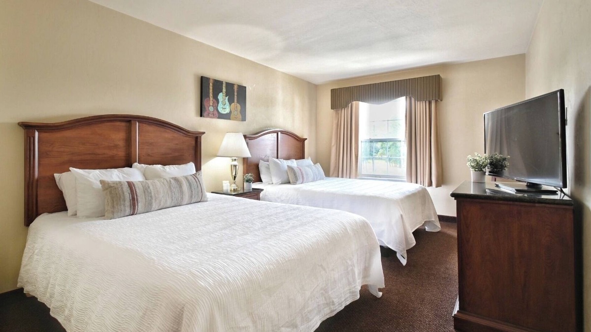 Pembine Hotel | Charming Room Near Menominee River – A Tranquil Nature Retreat