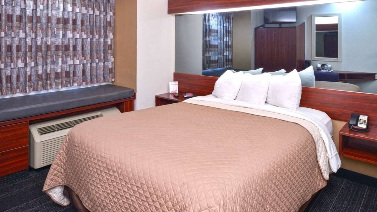 Maryville Hotel | Charming Room with Complimentary Breakfast – Perfect for Restful Stays