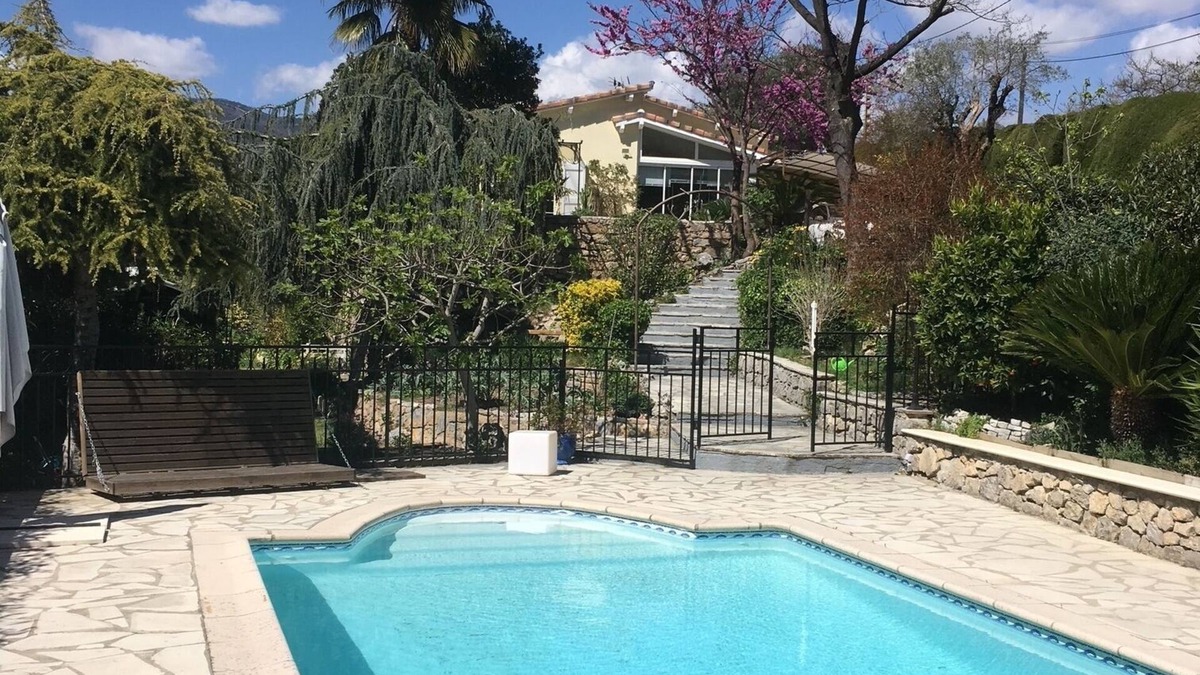 Le Plan-de-Grasse Bed & Breakfast | Charming room with swimming pool