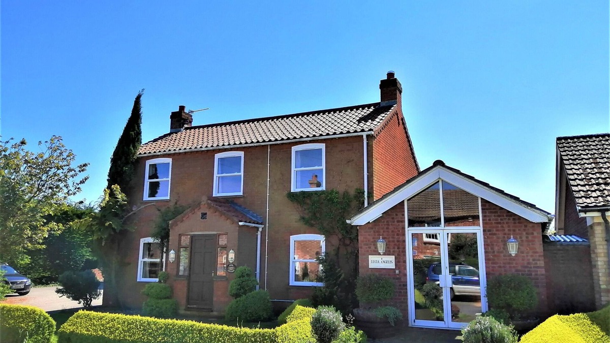 Tetford Cottage | Charming Rose Cottage 3 bedroom home sleeps 7