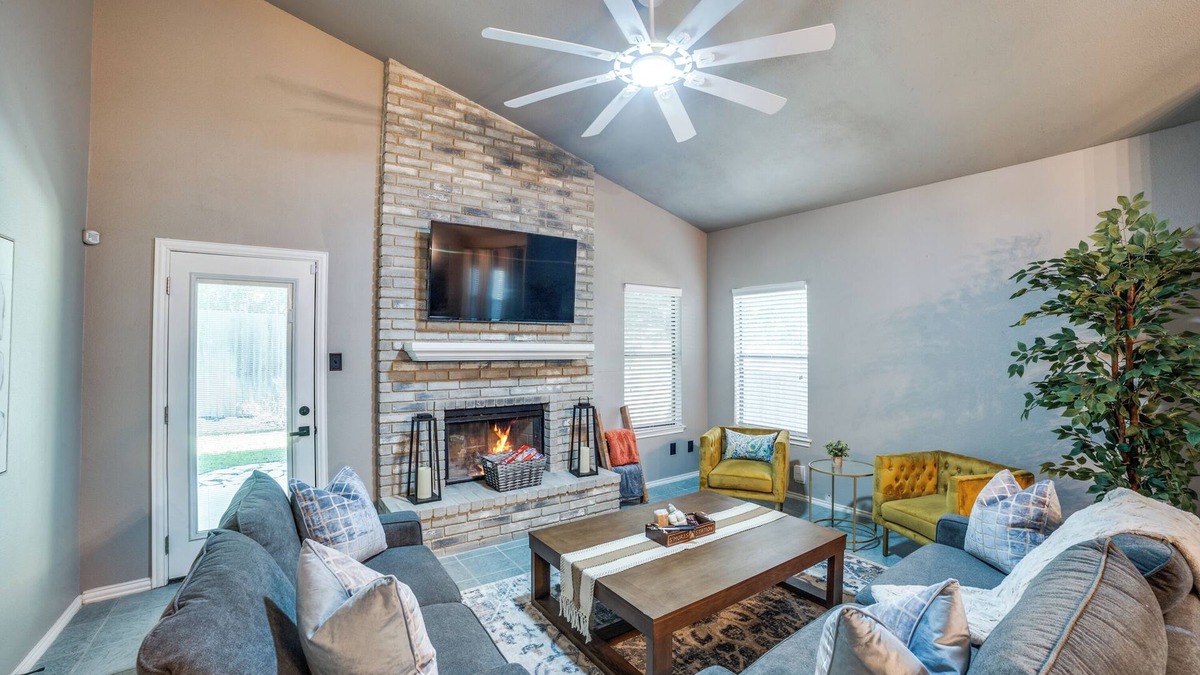 North San Antonio - SAT House | Charming Royal Casa with KING BED in North Central SA with FIRE PIT