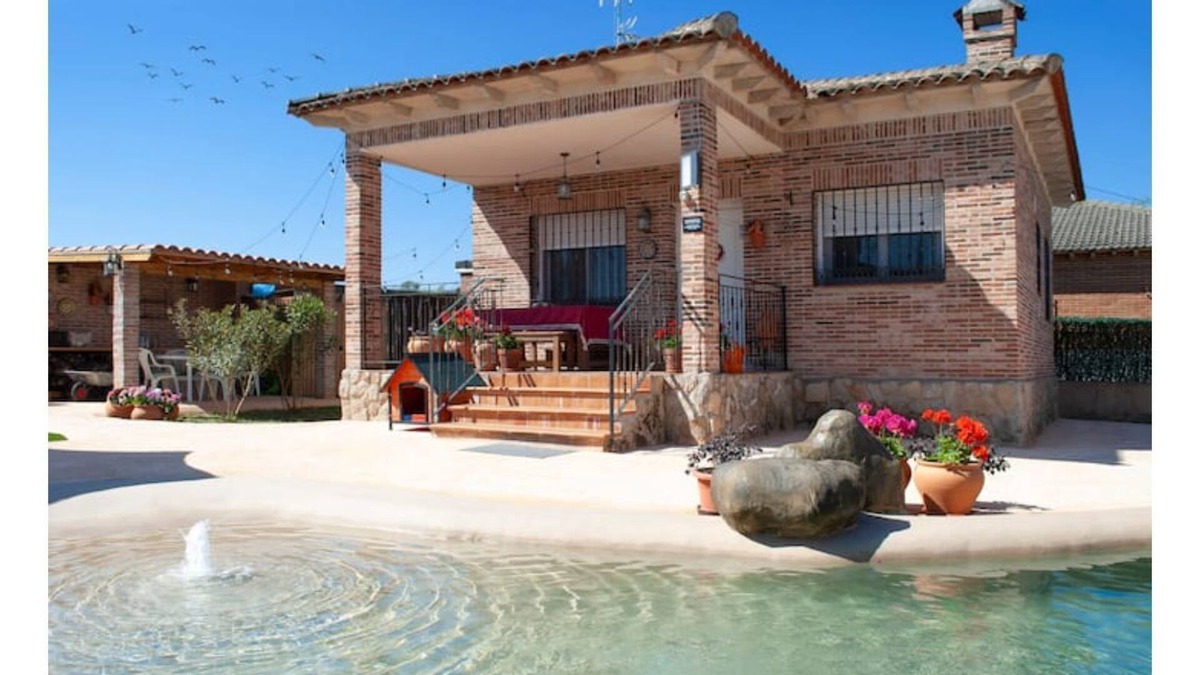 Escalona Cottage | Charming rural house for 4 people, parking, porch, barbecue and swimming pool.