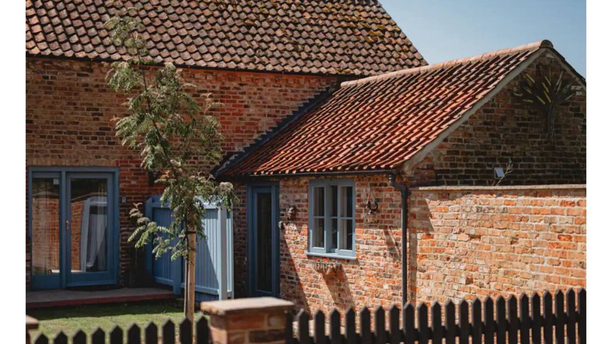 Ashby cum Fenby House | Charming rural one-bedroom barn conversion