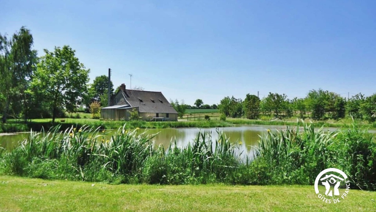 Ruille-le-Gravelais Cottage | Charming Rural Retreat with Private Pond, Ideal for Fishing, Nature Lovers, Families & Pets