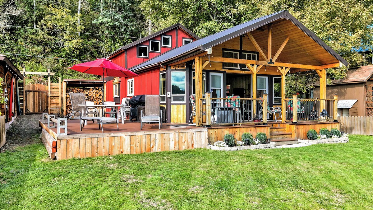 Eatonville Cabin | Charming & Rustic Lakeside Cabin: Firepit, Kayaks, Paddleboards & Large Deck