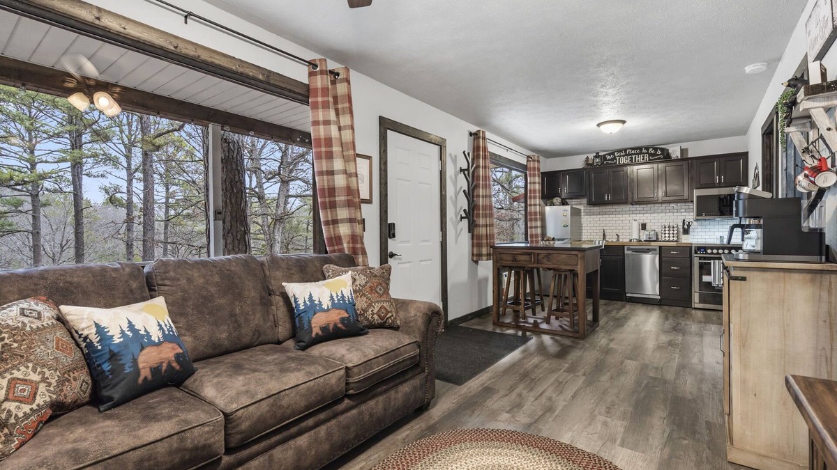 Branson Cabin | Charming Rustic Retreat - Hot Tub - Pool - Coffee - Fire Pit - 1 mile from SDC!