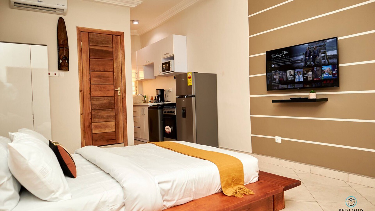 Accra Apartment | Charming Rustic Studio Apartment @center of Accra! Fast Wifi & City Skyline View