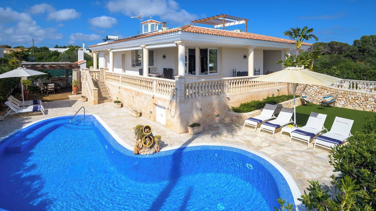 Marina de Son Ganxo Villa | Charming spacious villa, 200 m from the sea, swimming pool, garden, AC, wifi.