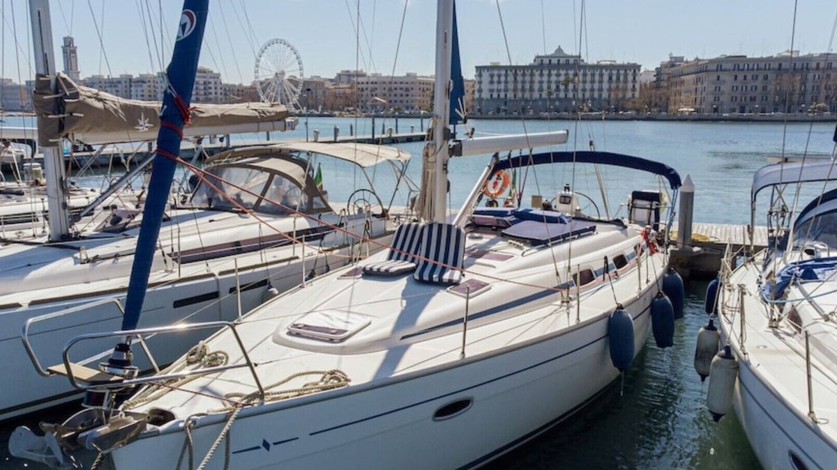Bari City Centre Boat Rental | Charming sailing boat in the city center
