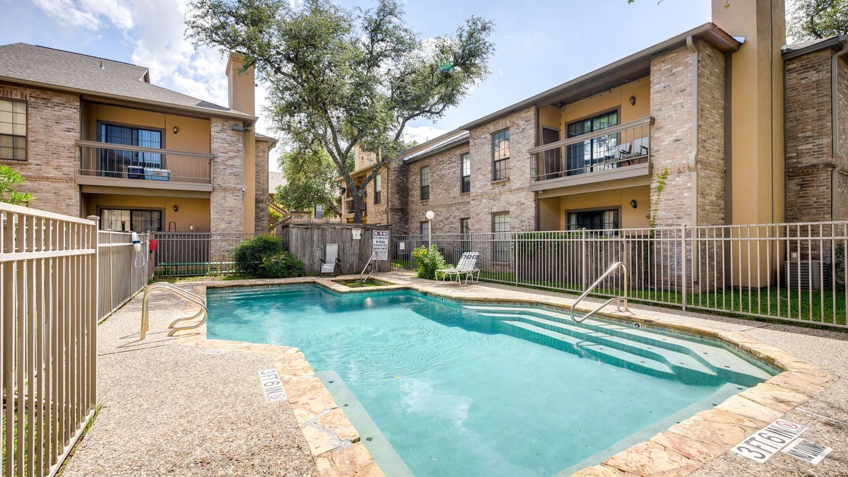 North San Antonio - SAT Condo | Charming San Antonio Condo w/Pool & Hot Tub!