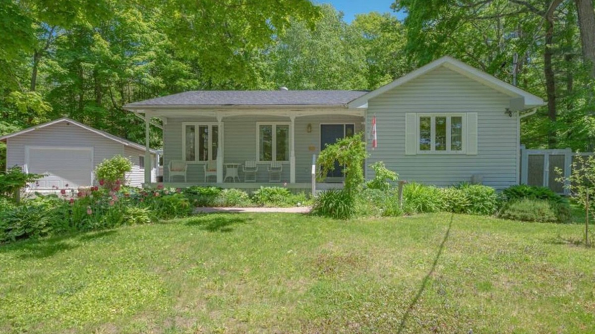 Trent Lakes Cottage | Charming Sandy Lake Cottage - Hot tub, Sauna