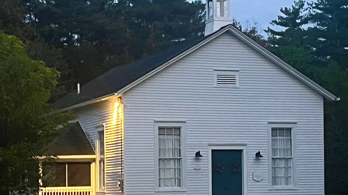 Montague House | Charming Schoolhouse with AC/Heat, WiFi, Smart TV, W/D, Full Kitchen - Sleeps 4