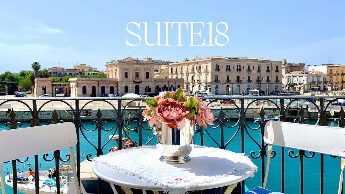 Ortigia Apartment | Charming Sea View Apartment with balcony, WiFi, Lift and 2 Bikes. Pet friendly.
