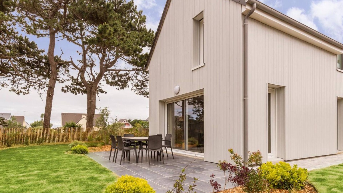 Portbail Cottage | "Charming Seaside Home with Modern Amenities & Private Garden in Port-Bail-sur-Mer"
