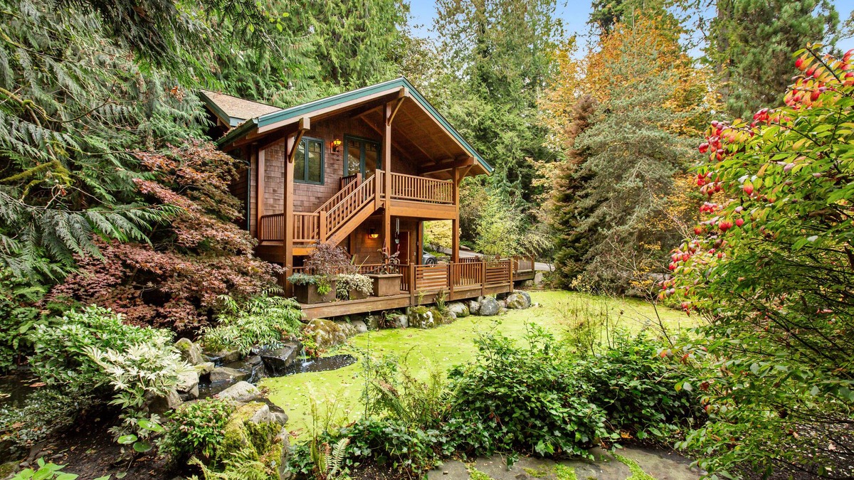 Rollingbay Apartment | Charming secluded studio with mountain view, fast WiFi, fireplace, large deck