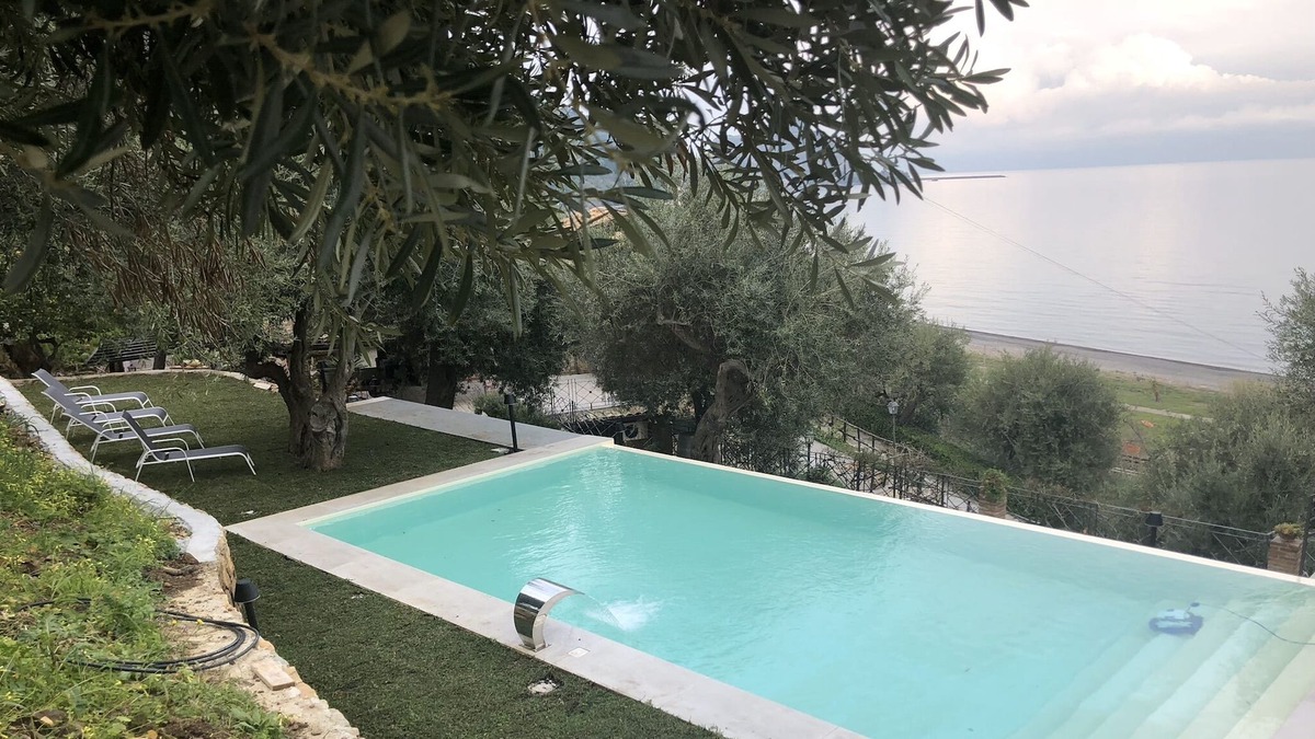 Sant'Ambrogio Villa | Charming see front villa with pool