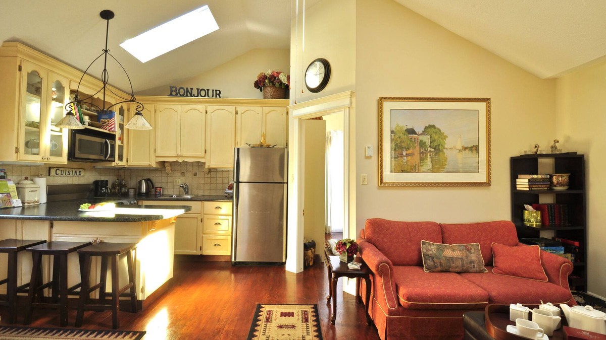Historic Old Town Cottage | Charming self-contained guest cottage in Old Town Niagara on the lake.