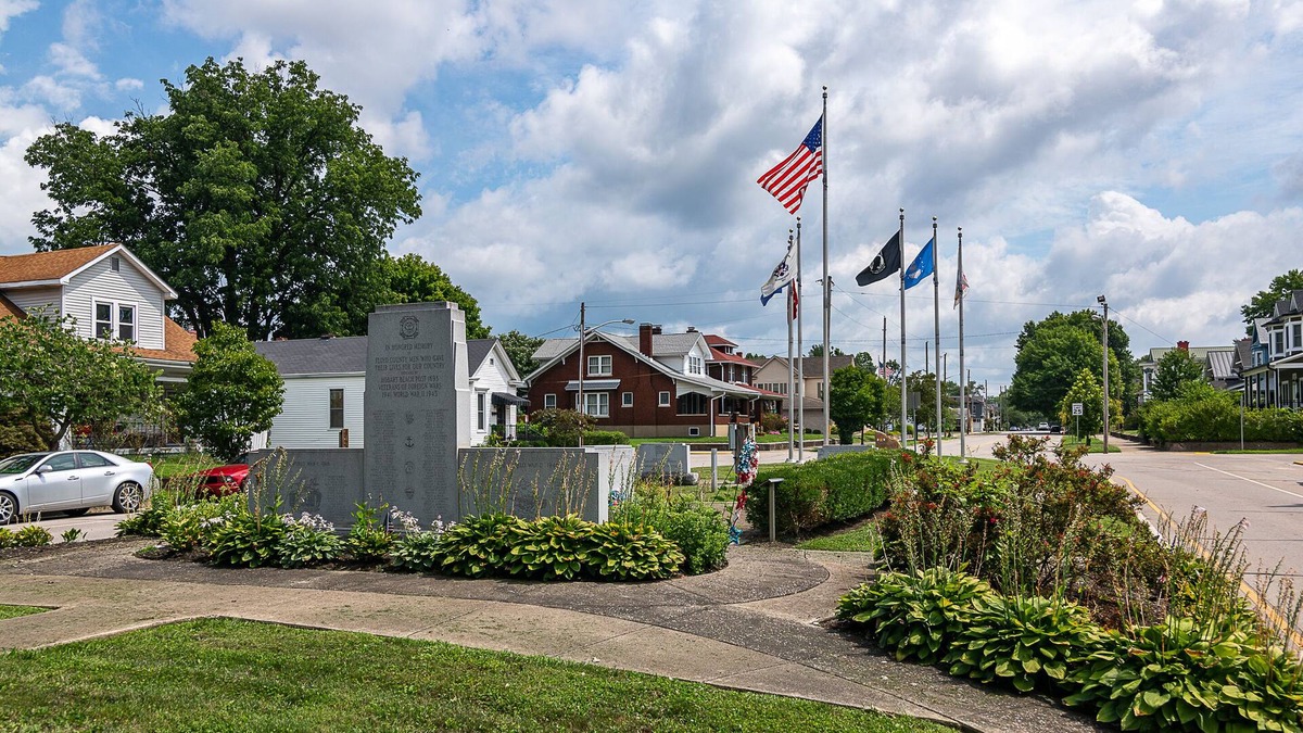 New Albany House | Charming shotgun nestled in historic mansion row.