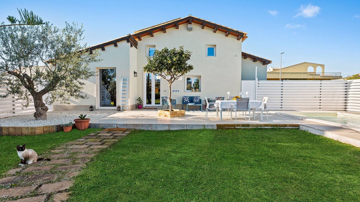 Chiusa di Carlo House | Charming Sicilian Villa. 3BR/3BA with Private Pool and Garden, Close to Beaches.