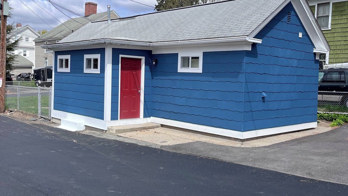 Manville Cottage | Charming single family Cottage w fenced in yard, pet friendly, fenced yard