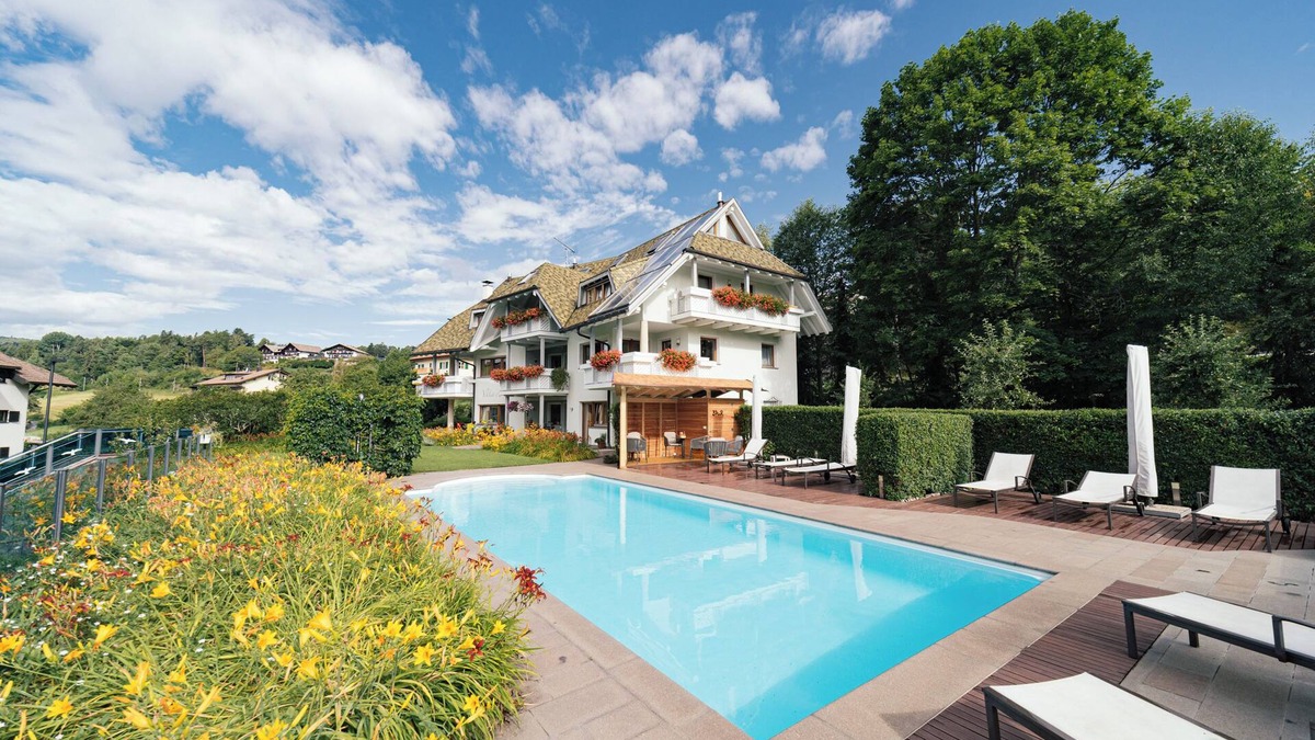 Collalbo Apartment | Charming, Small Ocean Apartment in Villa Anina with Pool