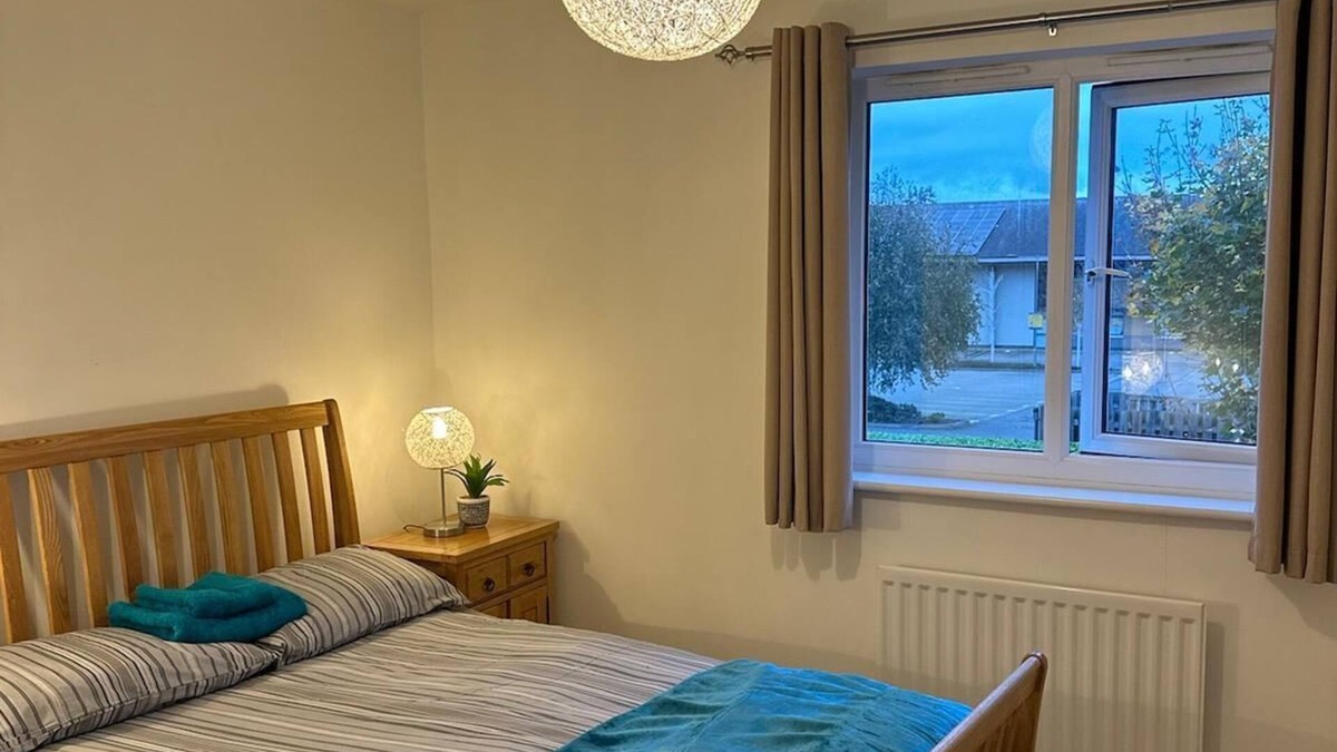 Sittingbourne Apartment | Charming Smart 1-bedroom apartment close to Sheerness beach/ WiFi and parking