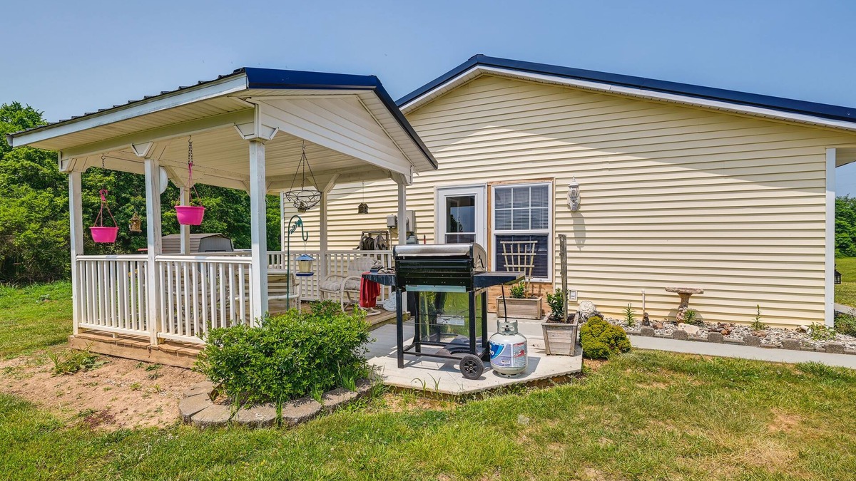 Smiths Grove House | Charming Smiths Grove Home Near Cave Tours!