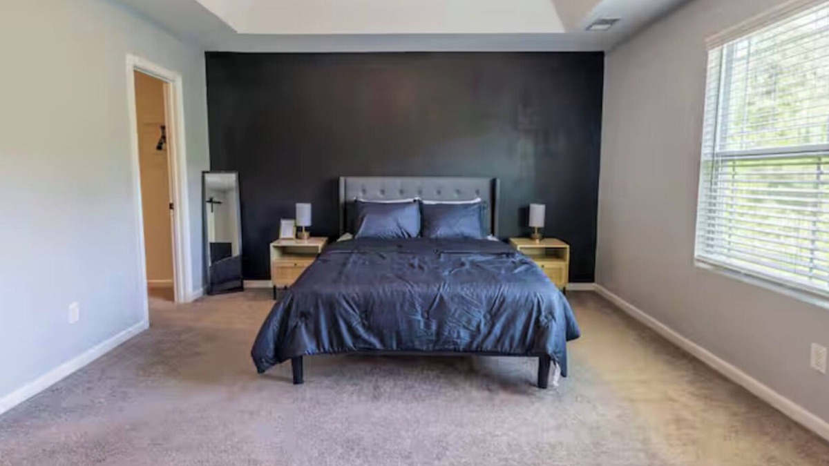 Huntcliff House | Charming Spacious 4-Bedroom Home, Fenced Backyard In Quiet Columbia Neighborhood