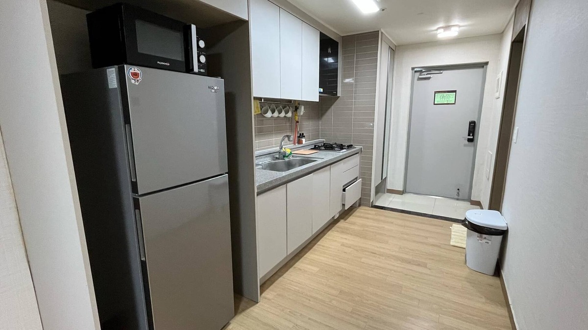 Clark Freeport Apartment | Charming Spacious Apartment in Clark Freeport Zone with Kitchenette & Balcony