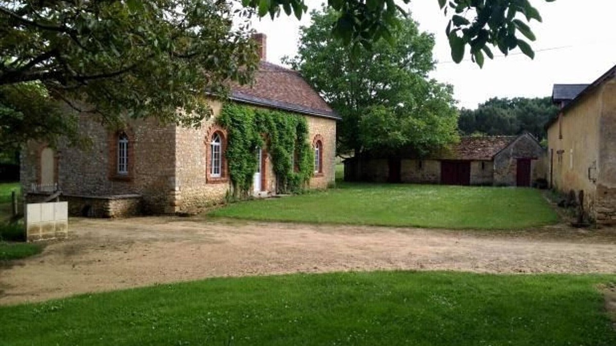 Dureil Cottage | Charming Spacious Cottage with Fireplace, WiFi, and Large Garden Near Sarthe River