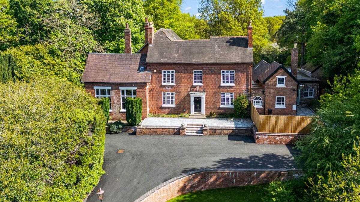 Blakedown House | Charming,Spacious Manor House with Lake&Pool Table