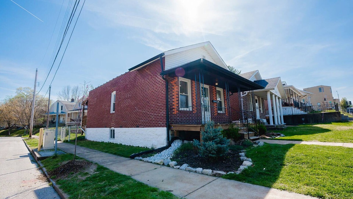 St. Louis House | Charming Sparking Clean Renovated CityHouse 5mins Botanical Garden
