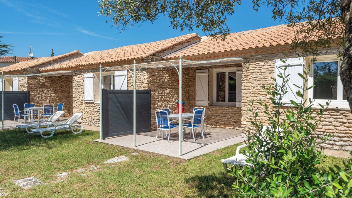 La Roque-sur-Pernes Condo | Charming stone house in a tourist residence
