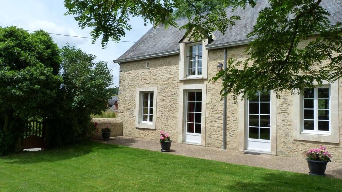 Saint-Remy-de-Sille Cottage | Charming Stone House with Garden, Terrace, Ping-Pong, Near Medieval Sites