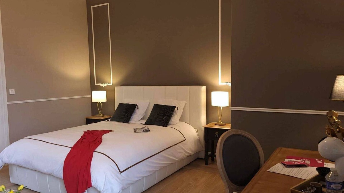 Cluis Bed & Breakfast | Charming Stay at Castle with Breakfast and Parking
