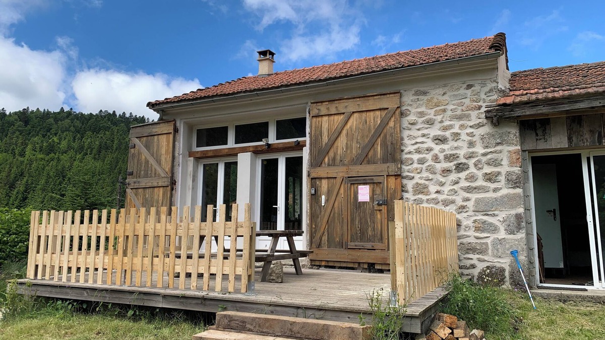 Borne House | Charming stone and wood cottage