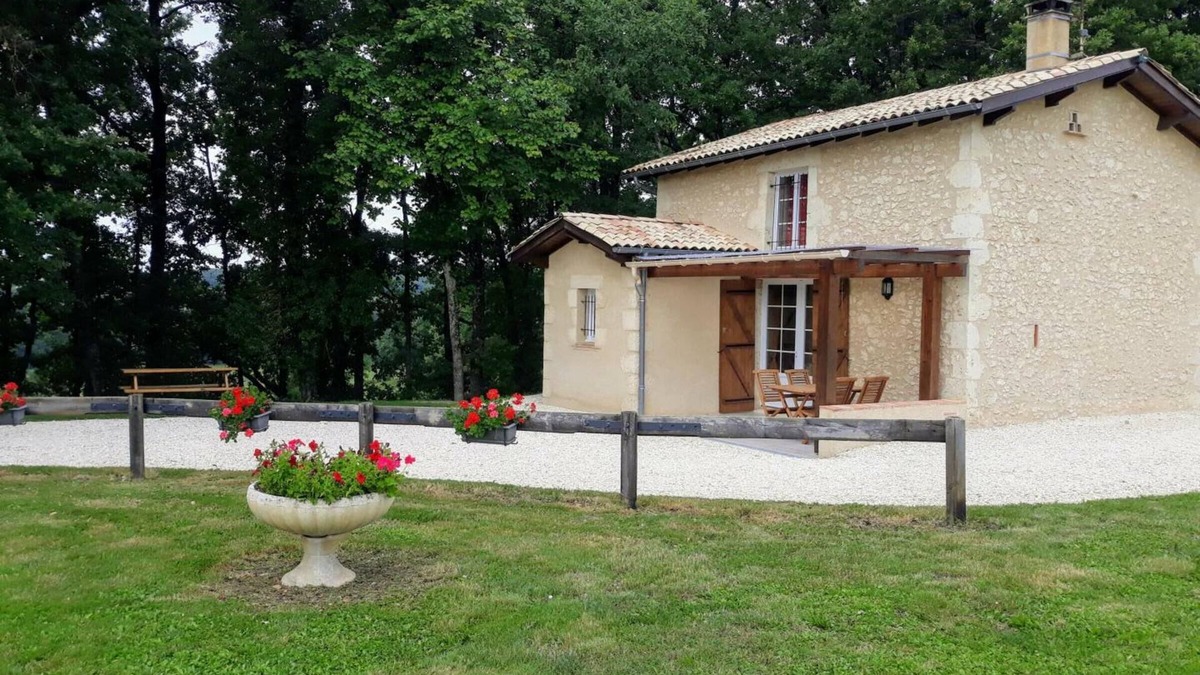 Eymet Cottage | Charming Stone House Amidst Woodlands with Terrace, Kids' Play Area, and Modern Amenities