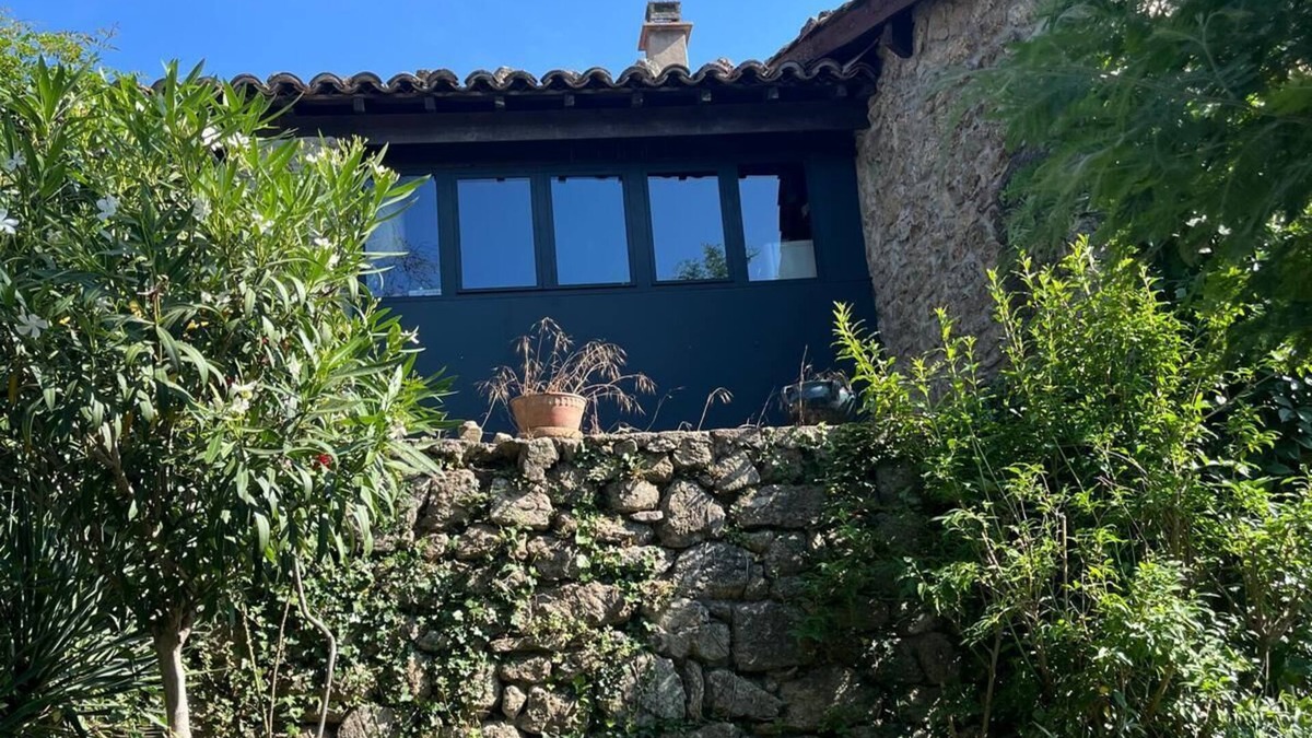 Laboule House | Charming stone house with secluded interior terraces