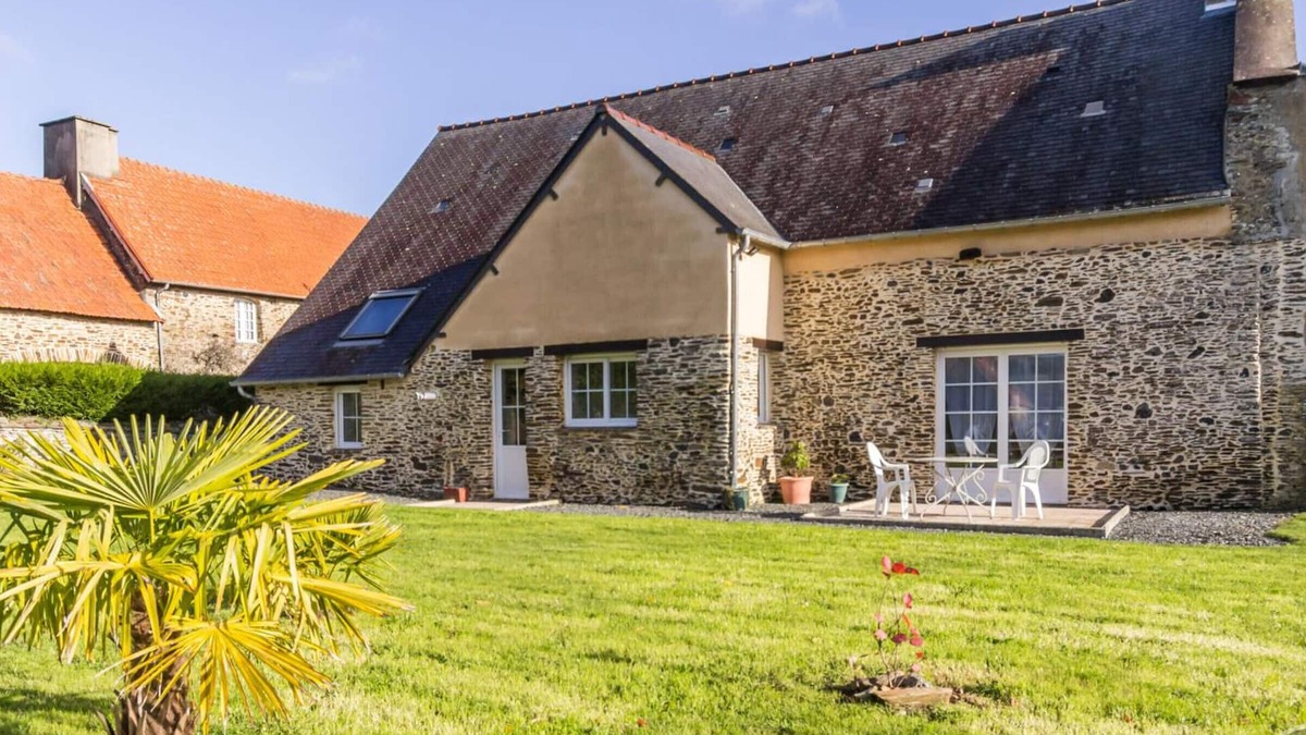 Saint-Lo Cottage | Charming Stone House with Garden, Terrace, and Modern Amenities in Saint-Lô