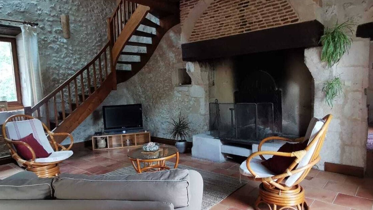 Bonnes House | Charming stone house with terrace overlooking the river