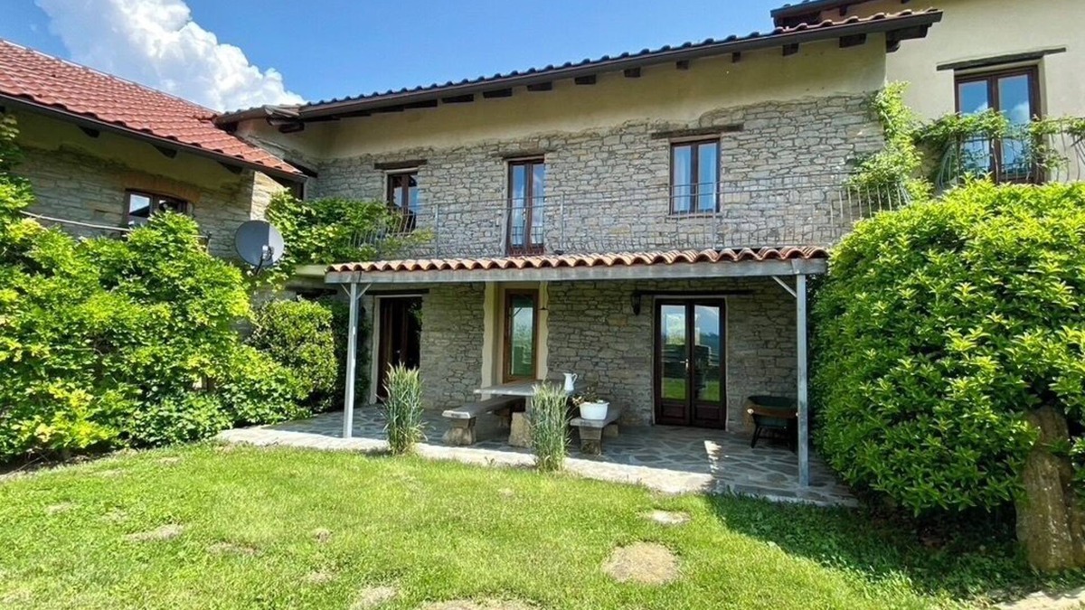 Mombarcaro Cottage | charming stone villa with swim lake and tennis court