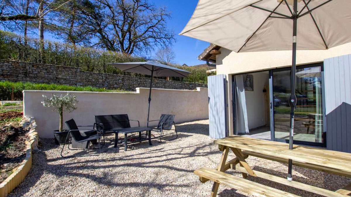 Coly Apartment | Charming studio with private garden in the heart of Dordogne