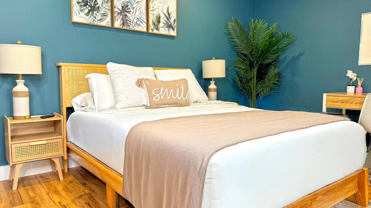 Williams Lake Apartment | Charming Studio Room | 5 Min to DownTown | Self Check-In | 75" TV