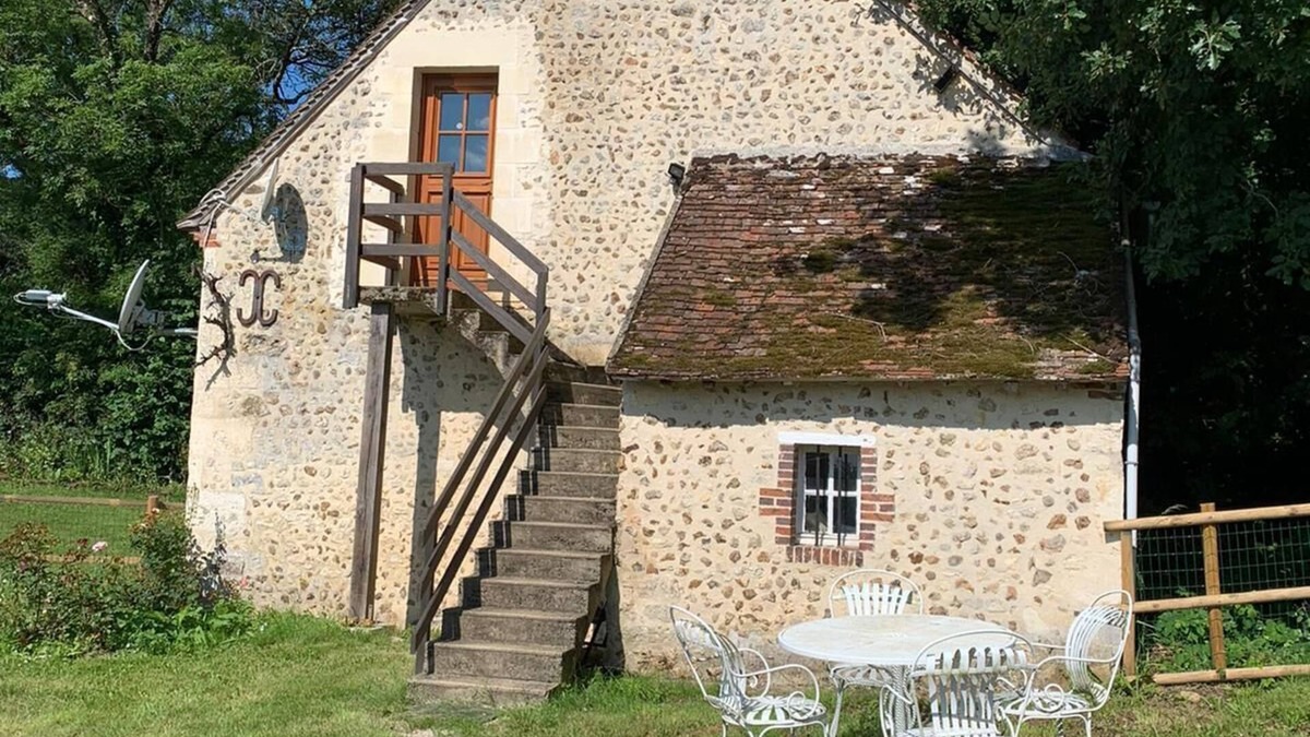 Courcerault Apartment | Charming studio in 17th century farmhouse on working horse farm