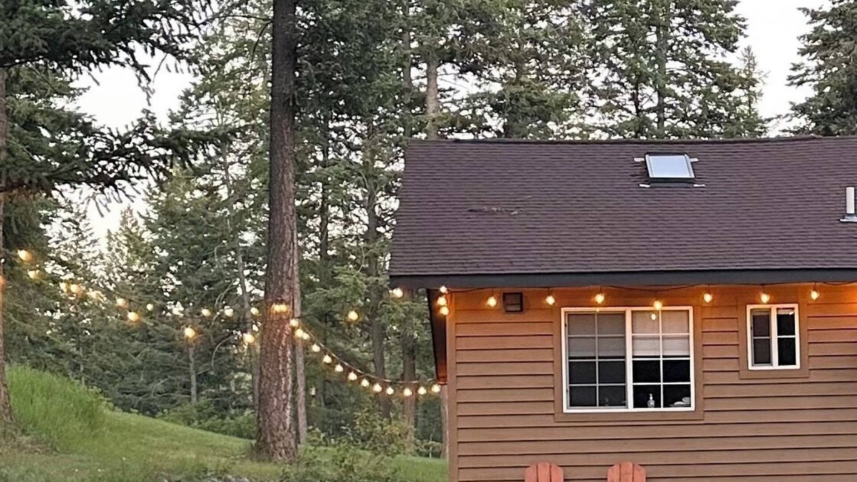 Bigfork Apartment | Charming studio guesthouse in delightful Bigfork with AC, WiFi