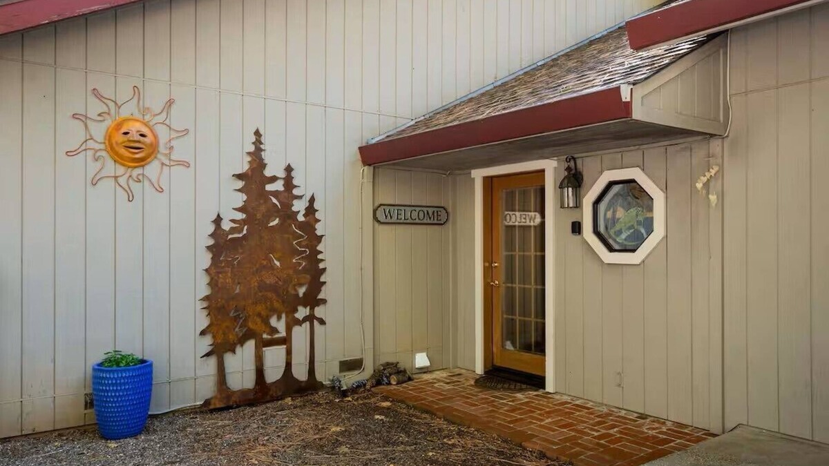 Grizzly Flats Apartment | Charming studio in quaint Grizzly Flats with WiFi, AC, pool table, jetted tub.
