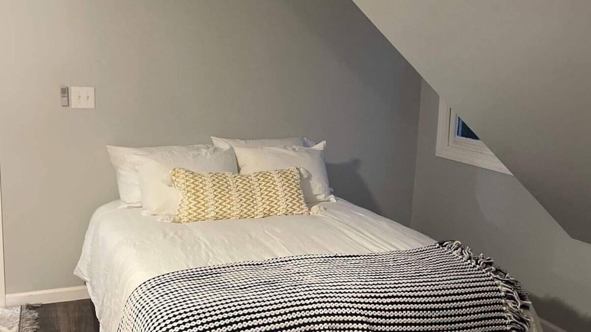 Beechmont Apartment | Charming studio in amazing Louisville with WiFi, AC