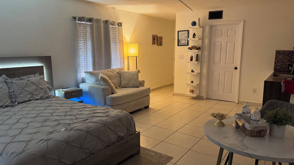 Hialeah Apartment | Charming studio in fabulous Hialeah with AC, WiFi