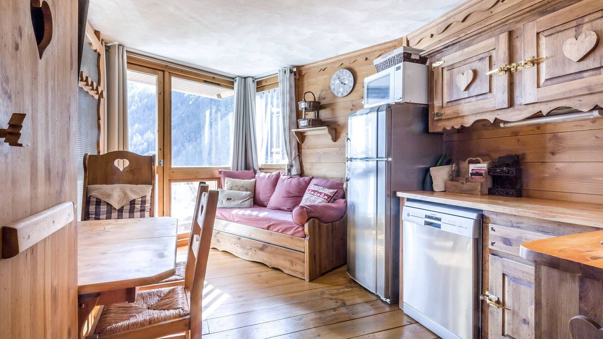 Le Cret Apartment | Charming studio in Val-d'Isère with south balcony, near center, ski lockers
