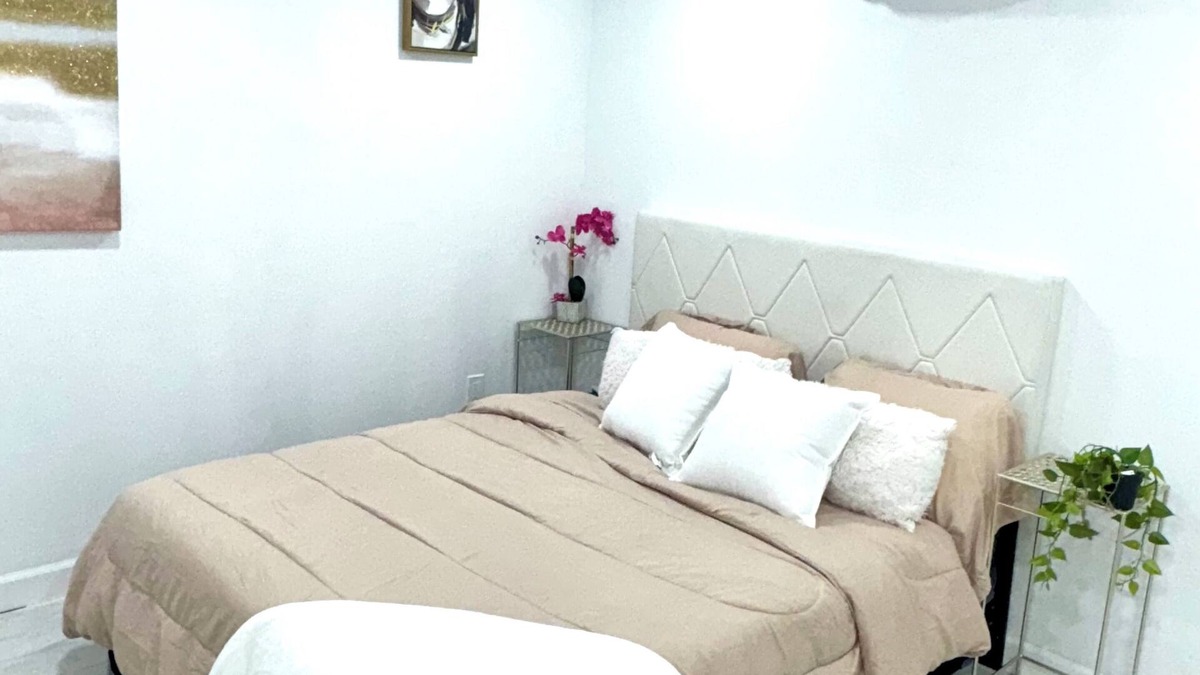 Driftwood Apartment | Charming studio in lovely Hollywood with WiFi, AC